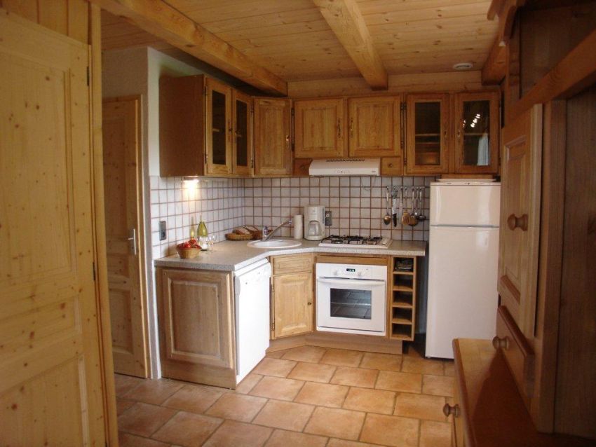 Cuisine équipée, lave vaisselle, micro onde, four, cafetière et bouilloire électrique, appareil à raclette et fondue...